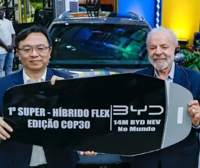 В Китае компания BYD отметила выпуск своего 14-миллионного NEV (электромобиля и гибрида), передав его главе государства Бразилии.
