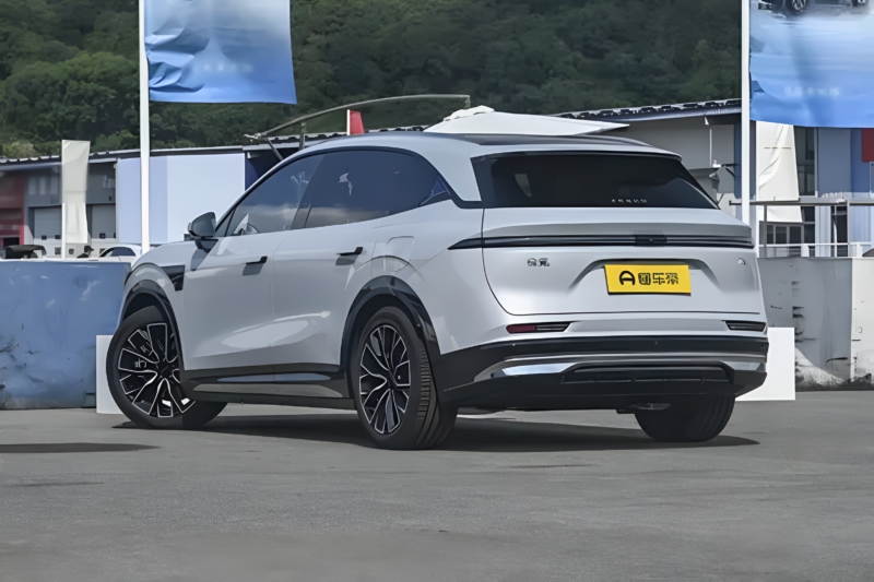 В Китае представлен Zeekr 7X 2026 года с 900В архитектурой и разгоном до 100 км/ч за 2,98 сек.