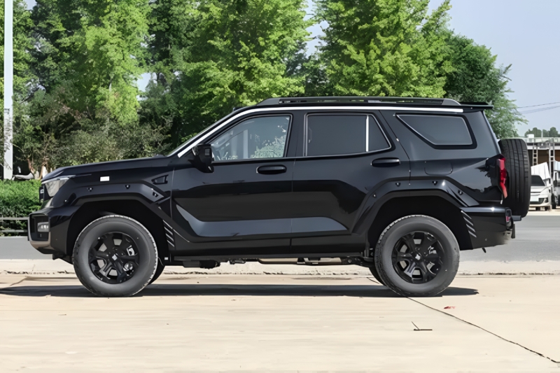 В Китае стартовали предзаказы на гибридный внедорожник GWM Tank 400 PHEV по цене от 43,5 тысяч долларов с разгоном до сотни за 4,3 секунды.