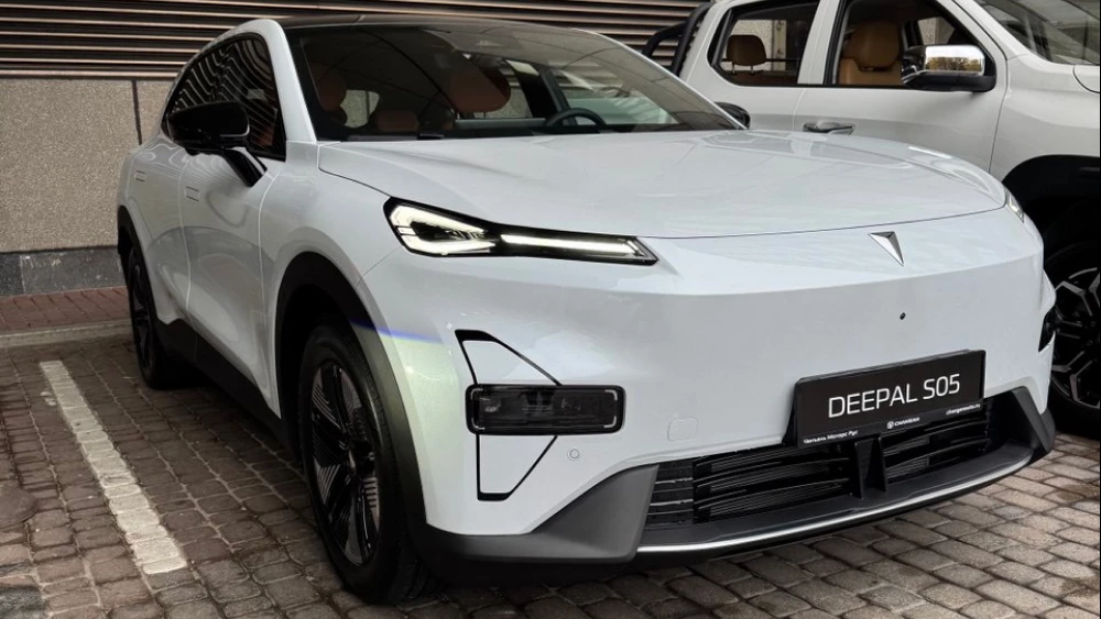 кроссовер deepal s05 в россии сбоку спереди белый последовательный гибрид