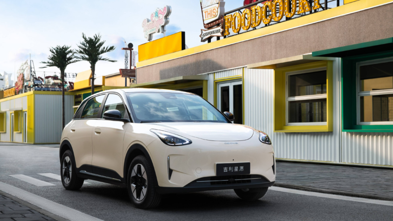 В Китае электромобиль Geely, ставший бестселлером, загорелся в городе Сучжоу.