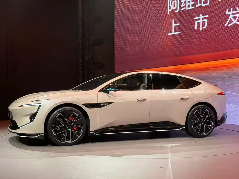 В Китае представлена четырёхлидарная версия Avatr 12 от CATL, Huawei и Changan по цене от 37 800 долларов.