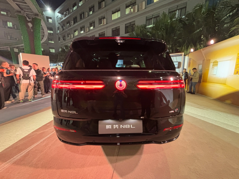 В Китае стартовали продажи более доступной модели Denza N8L по цене от 42 000 долларов США.