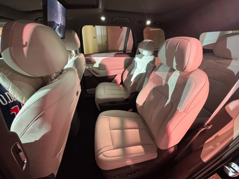 В Китае стартовали продажи более доступной модели Denza N8L по цене от 42 000 долларов США.