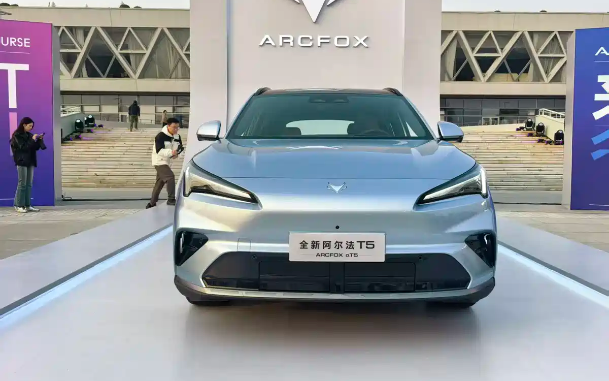 В Китае представлена новая модель Arcfox Alpha T5 с увеличенным запасом хода и собственной системой ADS.
