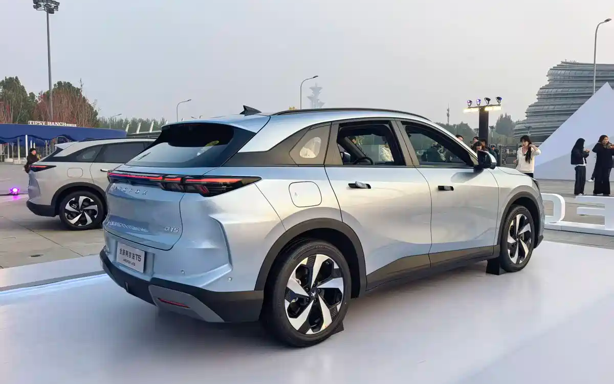 В Китае представлена новая модель Arcfox Alpha T5 с увеличенным запасом хода и собственной системой ADS.