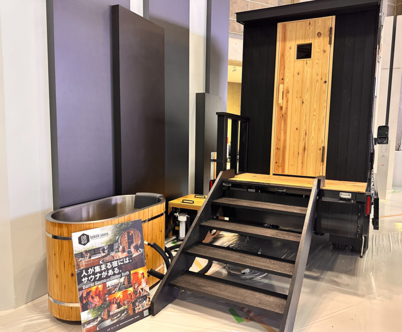 В Китае представили электрический грузовик BYD T35 с уникальной функцией мобильной сауны.