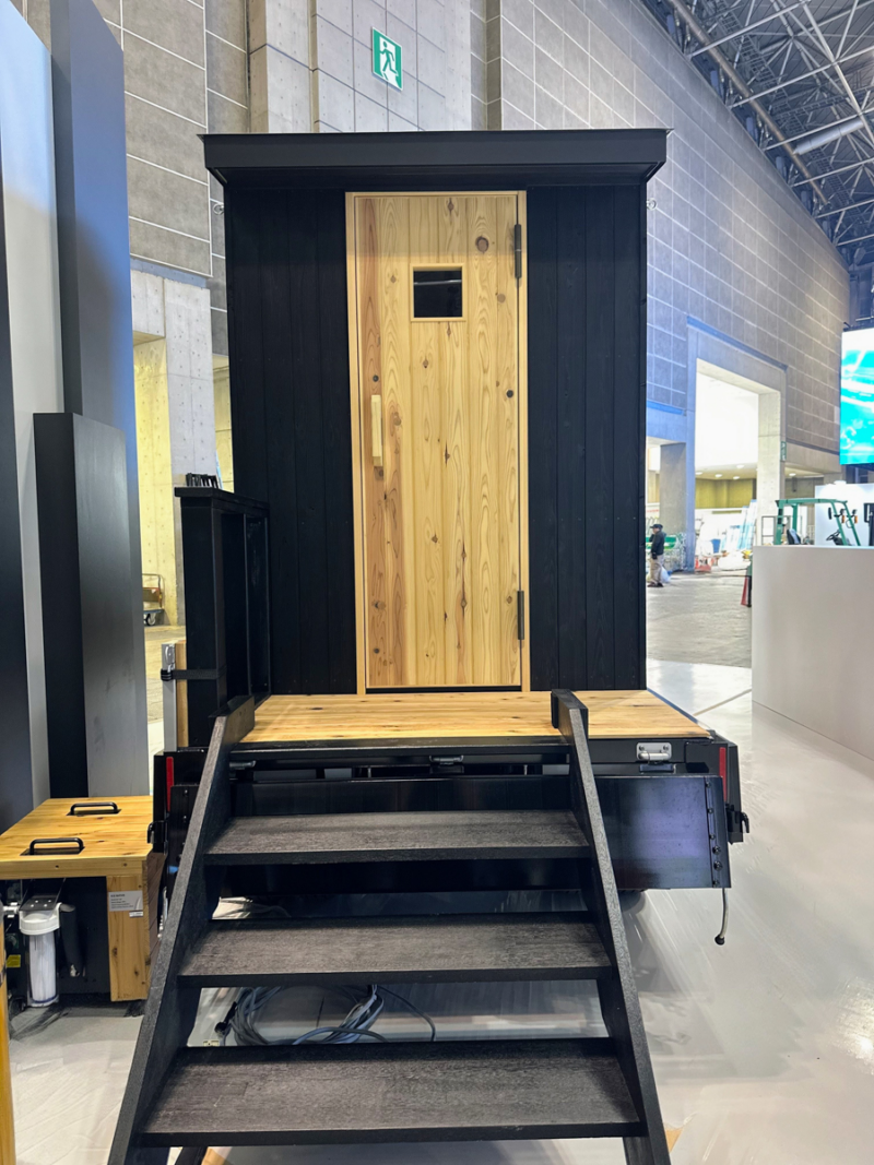 В Китае представили электрический грузовик BYD T35 с уникальной функцией мобильной сауны.