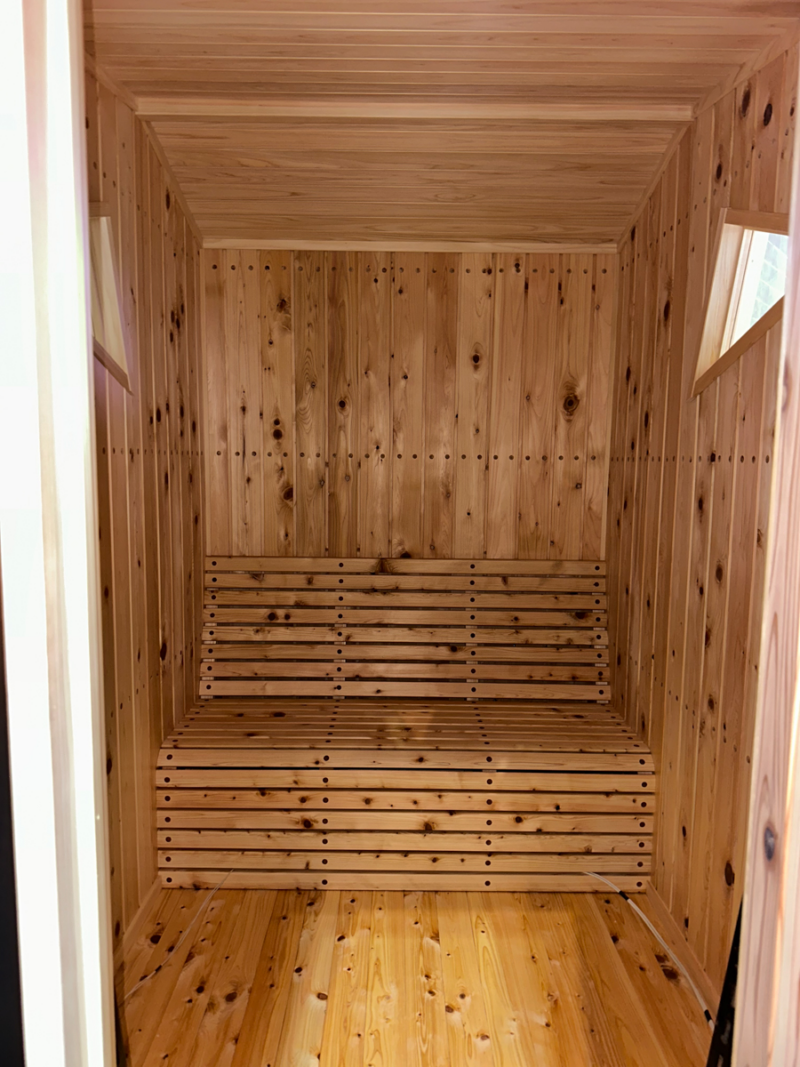 В Китае представили электрический грузовик BYD T35 с уникальной функцией мобильной сауны.