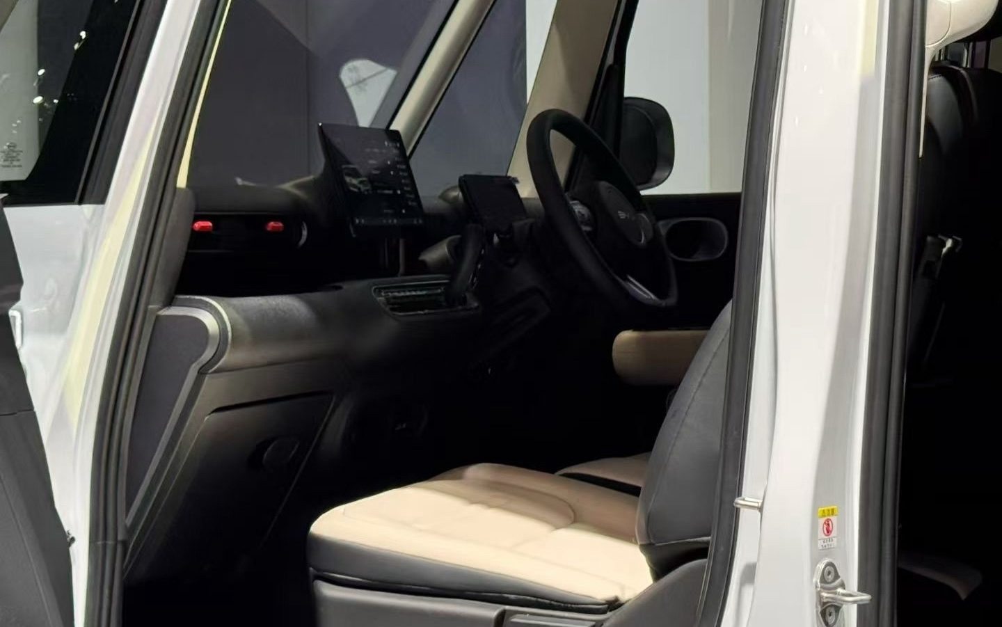 В Китае продемонстрирован салон BYD Racco, демонстрирующий простор и уютный диван