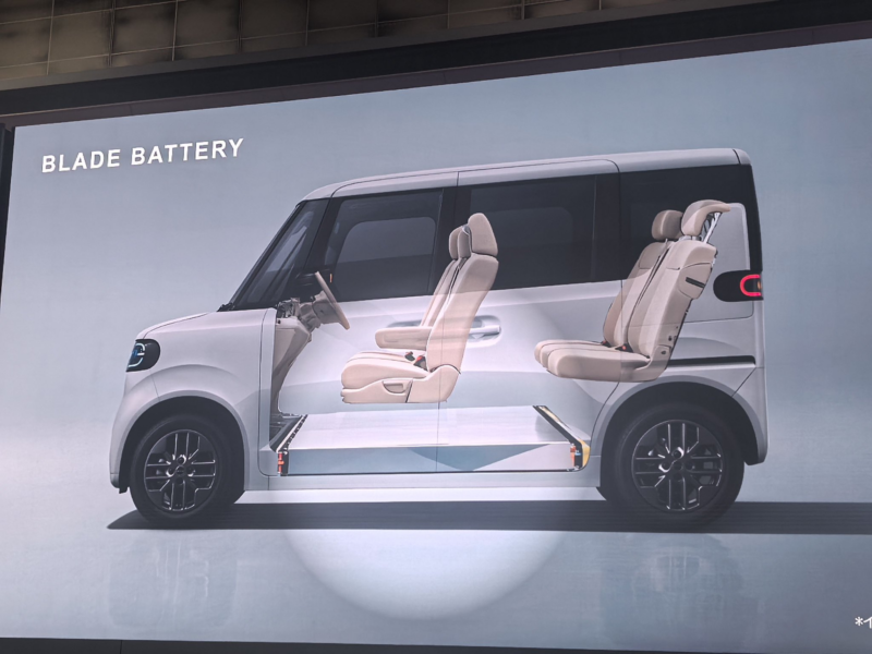 В Китае продемонстрирован салон BYD Racco, демонстрирующий простор и уютный диван