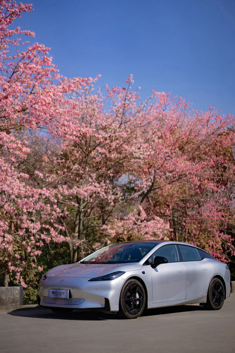 В Китае GAC презентовал новый электрокупе Hyptec GT Lite по цене от 21 500 долларов.