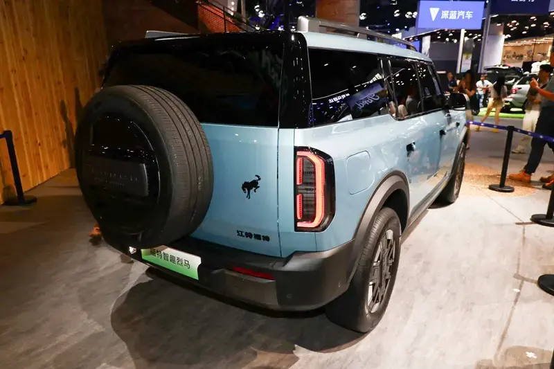 В Китае Ford Bronco начал принимать предзаказы в версиях с аккумуляторной батареей (BEV) и расширенным запасом хода (EREV).