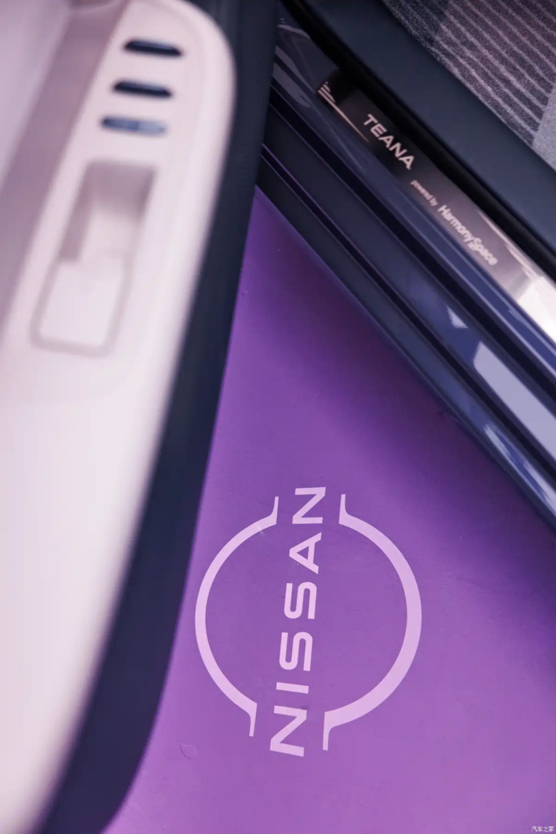 В Китае представлен первый в мире автомобиль Dongfeng Nissan Teana с интеллектуальным кокпитом Huawei.