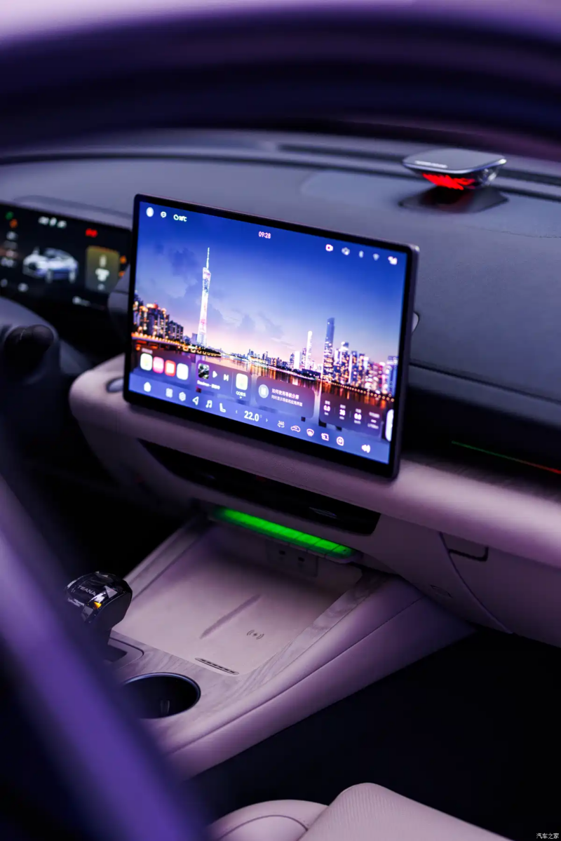 В Китае представлен первый в мире автомобиль Dongfeng Nissan Teana с интеллектуальным кокпитом Huawei.