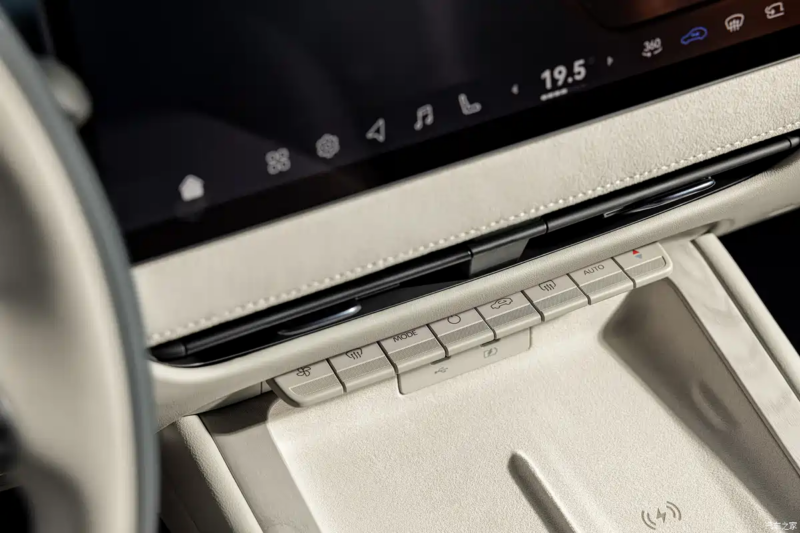 В Китае представлен первый в мире автомобиль Dongfeng Nissan Teana с интеллектуальным кокпитом Huawei.