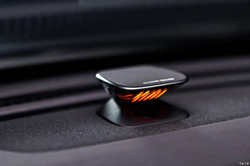 В Китае представлен первый в мире автомобиль Dongfeng Nissan Teana с интеллектуальным кокпитом Huawei.