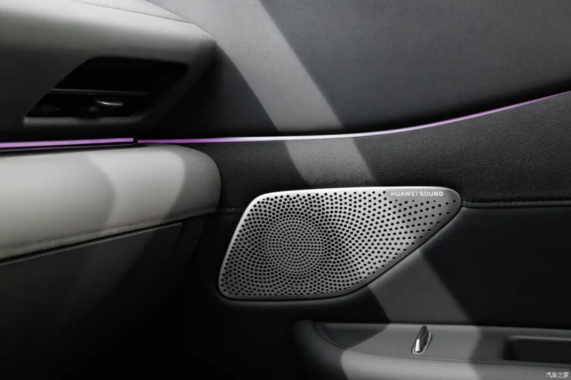 В Китае представлен первый в мире автомобиль Dongfeng Nissan Teana с интеллектуальным кокпитом Huawei.