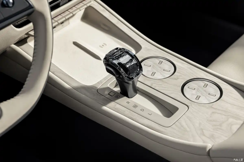 В Китае представлен первый в мире автомобиль Dongfeng Nissan Teana с интеллектуальным кокпитом Huawei.