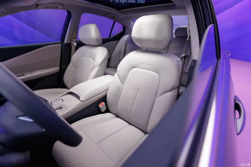 В Китае представлен первый в мире автомобиль Dongfeng Nissan Teana с интеллектуальным кокпитом Huawei.