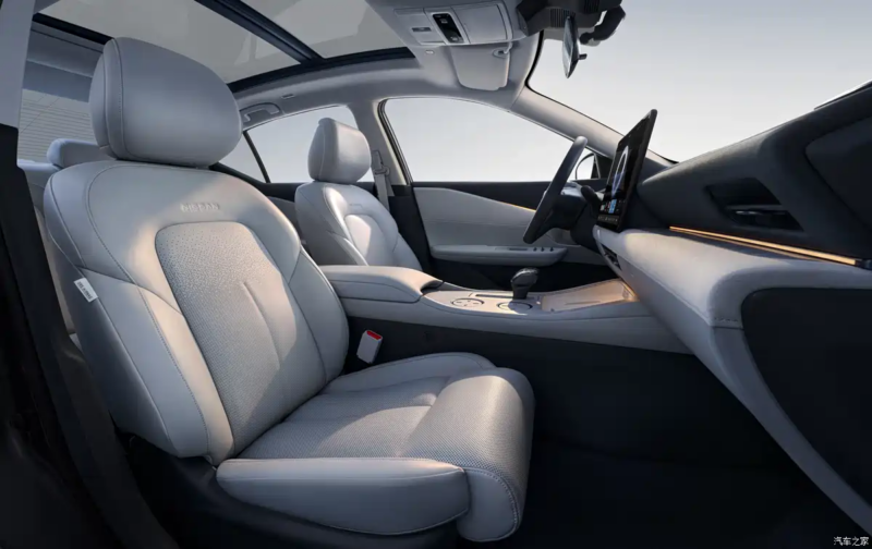 В Китае представлен первый в мире автомобиль Dongfeng Nissan Teana с интеллектуальным кокпитом Huawei.