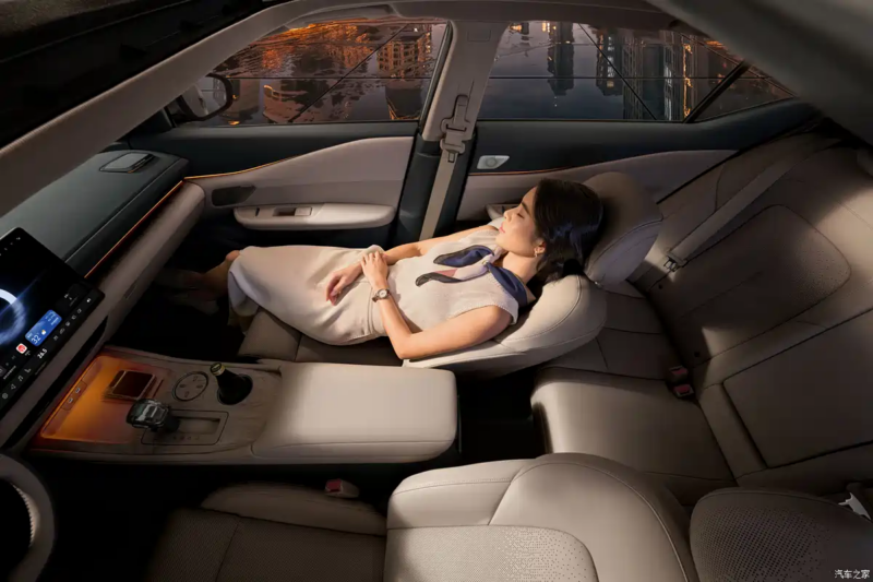 В Китае представлен первый в мире автомобиль Dongfeng Nissan Teana с интеллектуальным кокпитом Huawei.