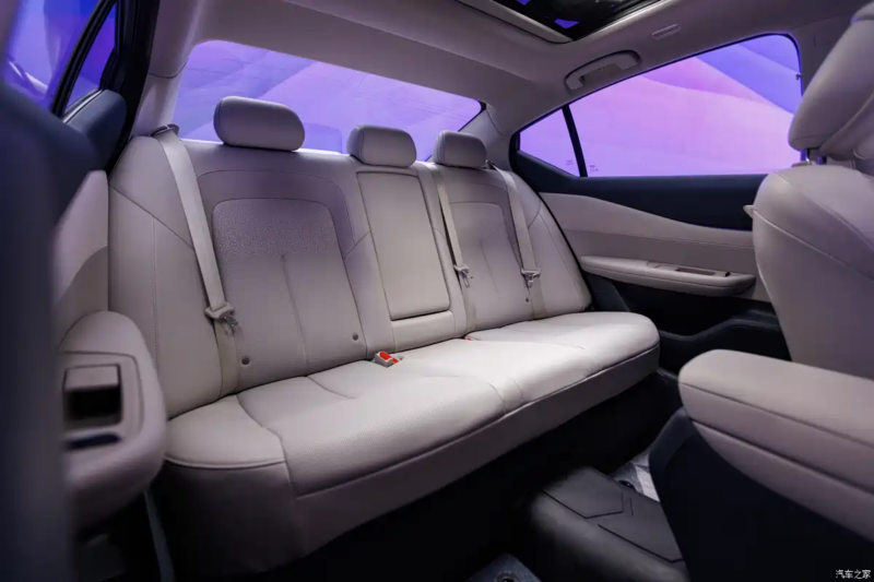 В Китае представлен первый в мире автомобиль Dongfeng Nissan Teana с интеллектуальным кокпитом Huawei.