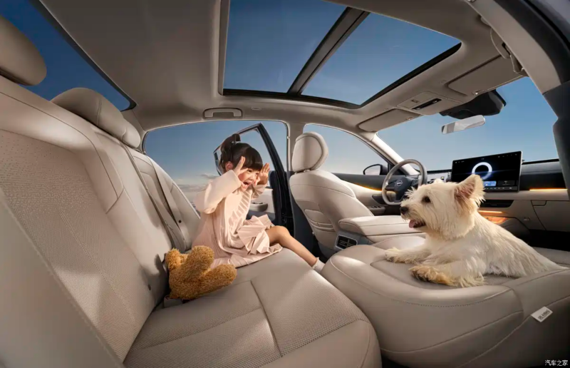 В Китае представлен первый в мире автомобиль Dongfeng Nissan Teana с интеллектуальным кокпитом Huawei.