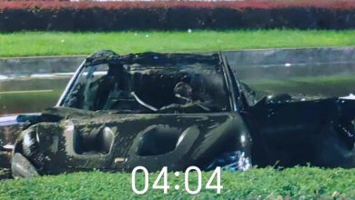 В Китае электромобиль Xiaomi SU7 Ultra загорелся в результате аварии, попытки очевидцев спасти его не увенчались успехом.