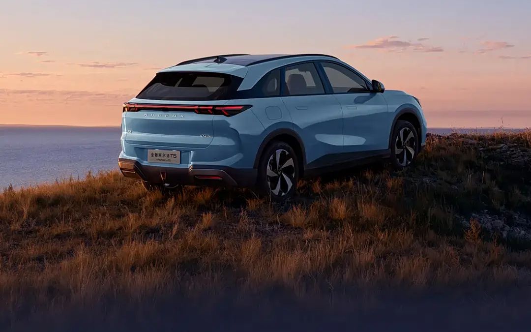 В Китае: предпродажа BAIC Arcfox Alpha T5 стартовала с линейкой EREV, начиная с 17 300 долларов США.