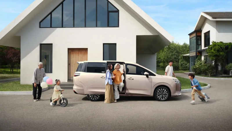 В Китае начались предпродажи семиместного минивэна Wuling Xingguang 730 по цене от 10 800 долларов США.