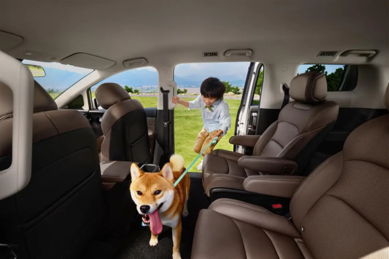 В Китае начались предпродажи семиместного минивэна Wuling Xingguang 730 по цене от 10 800 долларов США.