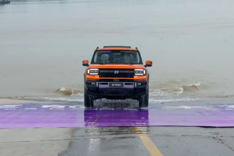 В Китае Chery Jetour Zonghing G700 стал первым внедорожником, пересекшим реку Янцзы шириной 1,5 км.