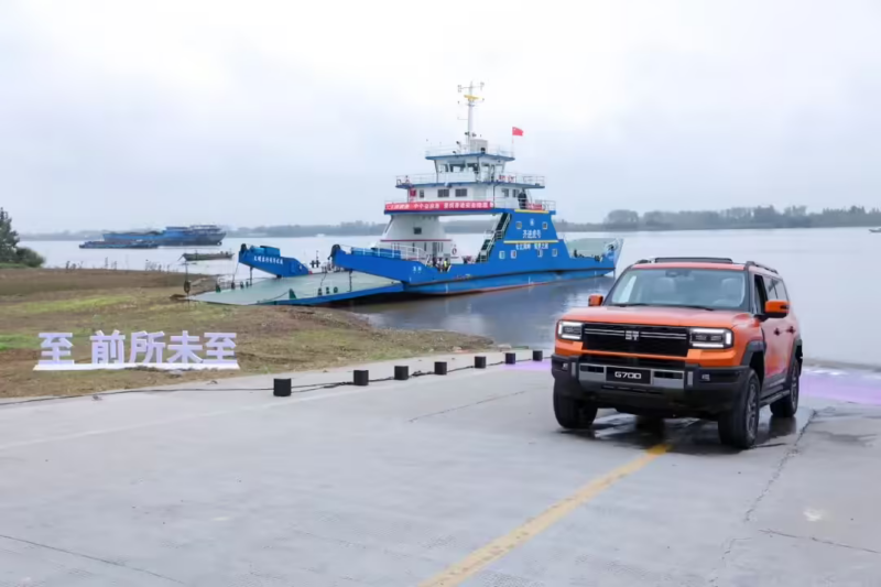 В Китае Chery Jetour Zonghing G700 стал первым внедорожником, пересекшим реку Янцзы шириной 1,5 км.