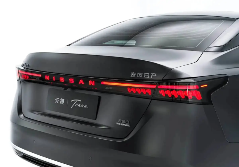В Китае: Nissan Teana становится первым в мире автомобилем с двигателем внутреннего сгорания, оснащенным кокпитом на базе Huawei HarmonyOS.