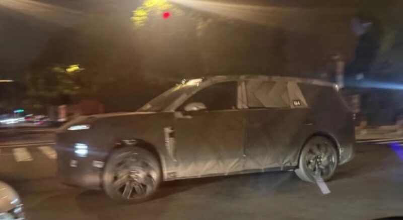 В Китае шпионские снимки Nio ES9 раскрывают огромные размеры рядом с самым большим китайским электрическим внедорожником.