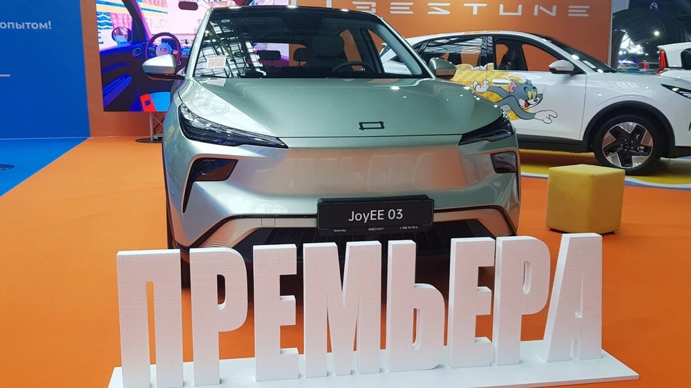 Электрический кроссовер FAW Bestune JoyEE 03 на выставке «Моторшоу 2025» в Минске спереди