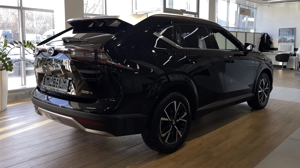Кроссовер GAC GS4 у дилера в автосалоне черный купить новый сбоку сзади