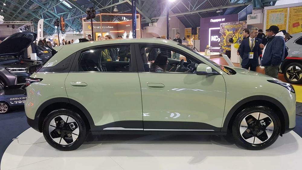 geely ex2 в беларуси моторшоу 2025 сбоку
