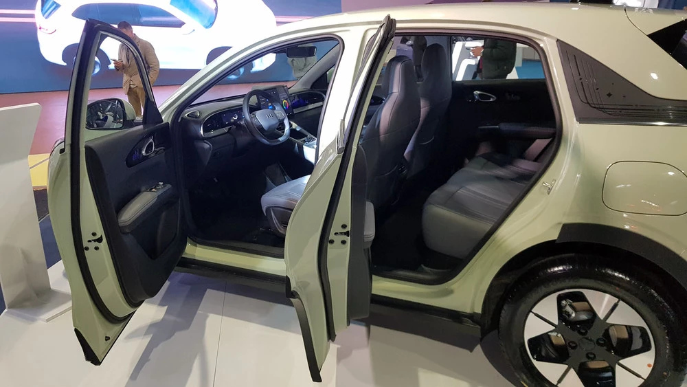 geely ex2 в беларуси моторшоу 2025 сбоку двери открыты
