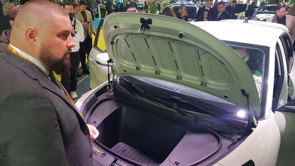geely ex2 в беларуси моторшоу 2025 спереди капот открыт