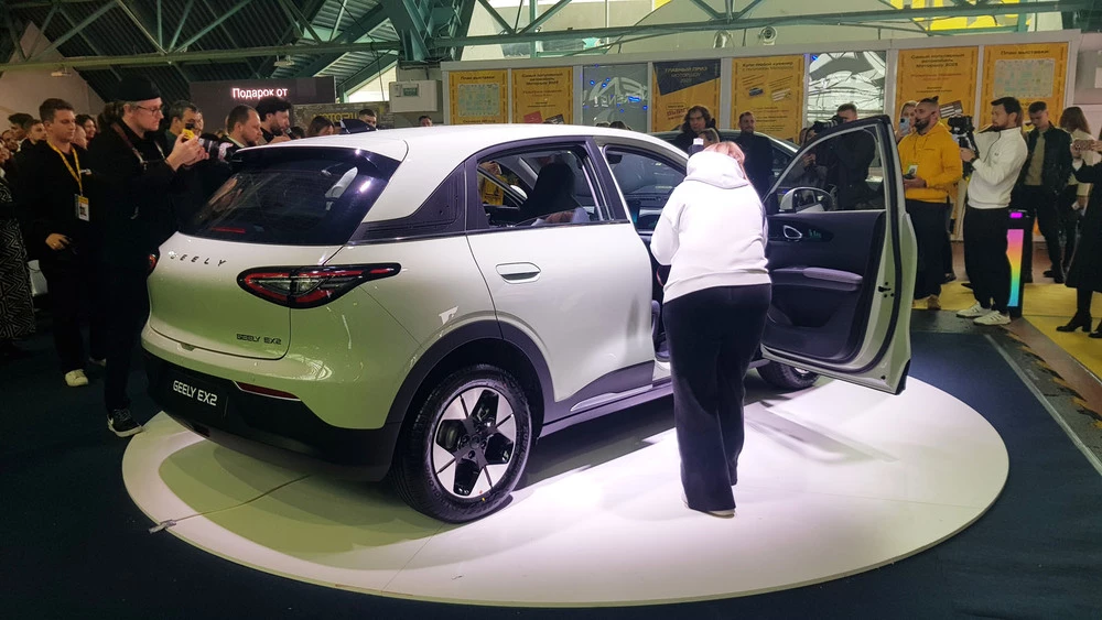 geely ex2 в беларуси моторшоу 2025 сбоку сзади
