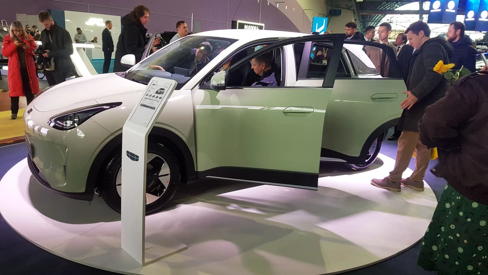 geely ex2 в беларуси моторшоу 2025 сбоку спереди
