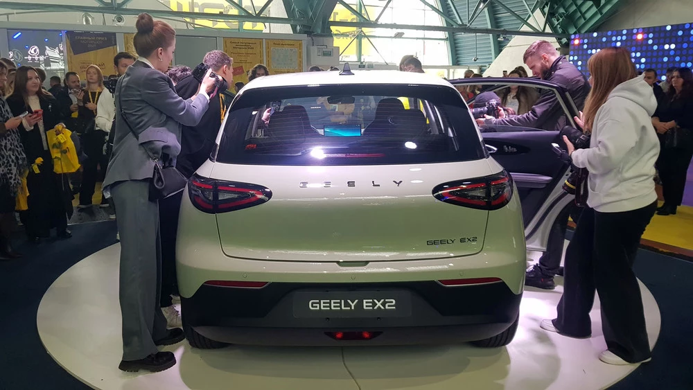 geely ex2 в беларуси моторшоу 2025 сзади