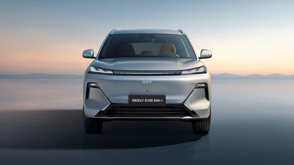 Гибридный кроссовер Geely EX5 EM-i спереди