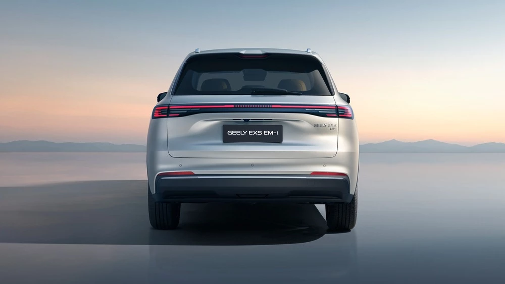 Гибридный кроссовер Geely EX5 EM-i сзади