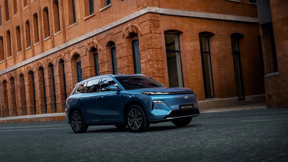 Гибридный кроссовер Geely EX5 EM-i спереди сбоку в динамике
