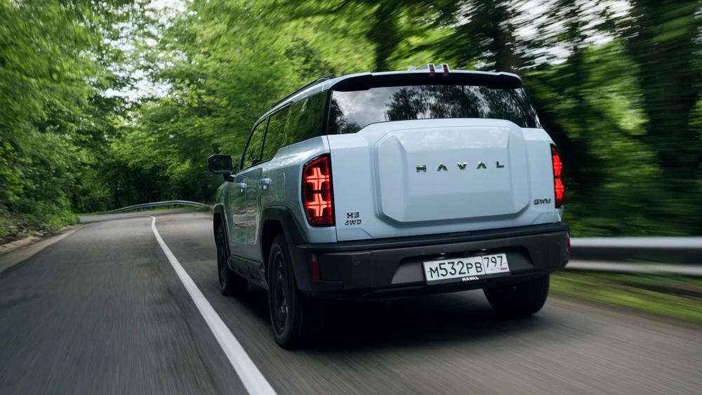 Haval H3 тест-драйв сбоку сзади в динамике