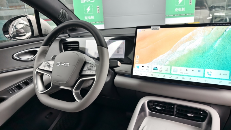 В Китае провели большой тест-драйв кроссовера BYD Sealion 06, семейный просторный автомобиль с современным дизайном