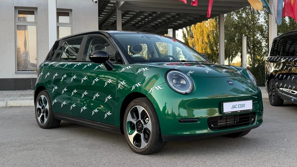 Электрический хэтчбек JAC E30X в Казахстане сбоку спереди презентация